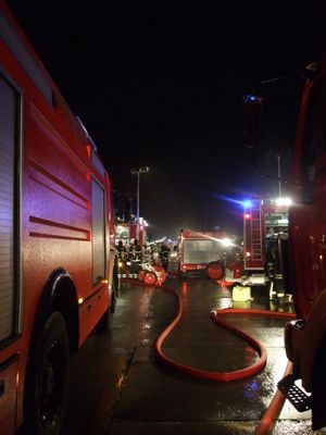 Mehrere wasserführende Löschfahrzeuge stehen auf der Autobahn