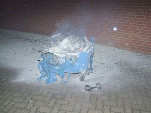 Die Überreste der Papiertonne.