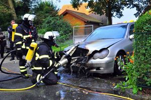 Der Spreizer hilft beim Öffnen des Motorraumes