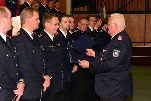 Frank Westerwald empfängt aus der Hand des KBM Gerd Riemann seine Beförderung zum Brandmeister