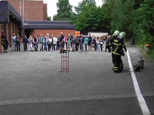 Den Jugendlichen soll ein Fettexplosion gezeigt werden. Im Kochtopf brennt schon das Öl.