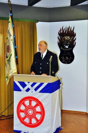 Wehrführer Wolfagng Schramm hält die Laudatio für die Brandschutzerziehung.