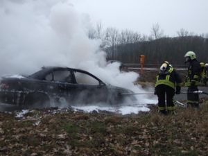 Der Angriffstrupp kühlt den Motorblock.