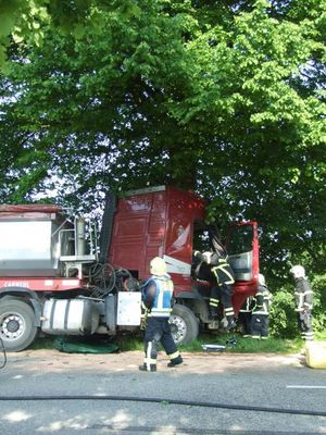 Ein Kamerad überprüft im Führerhaus, ob das Fahrzeug stromlos geschaltet ist.