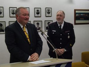 Für 25 Dienstjahre als Ehrenbeamter wurde der Wehrführer Wolfgang Schramm geehrt.