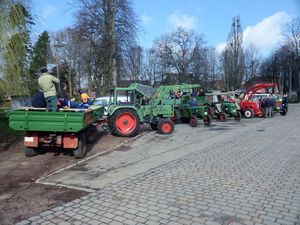 Die versammelten Gruppen sind abfahrtbereit. Was werden Sie finden?