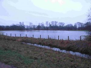Auch umliegende Felder stehen unter Wasser.