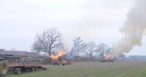 Das angemeldete Buschfeuer auf dem Acker.