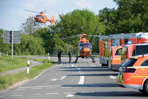 Der Hubschrauber Christoph 12 im Landeanflug. Christoph 29 steht schon auf dem Westring.