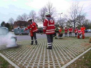 Während einer löscht steht der zweite bereit falls der Inhalt eines Feuerlöschers nicht ausreicht.