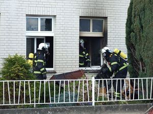 Brandgut wird aus dem Objekt entfernt.