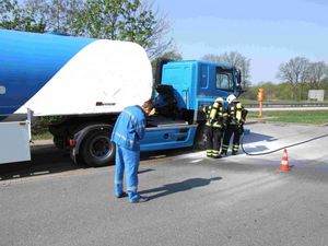 Dank jährlicher Schlungen durch die Spedition hatte der Kraftfahrer die Flammen mit einem Feuerlöscher schnell im Griff.