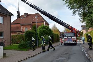 Der Schornstein hängt sicher an der Bandschlinge