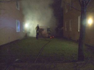 Die Brandbekämpfung in der Baumschulenstraße läuft auf Hochtouren.