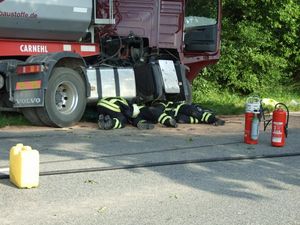 Der aufegrissene Ktaftstofftank wird abgedichtet.