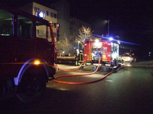 HLF und TLF vor der Einfahrt der Tiefgarage mit Aufbau der Löschwasserversorgung.