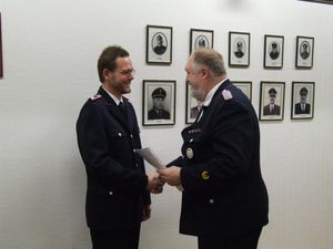 der Jugendfeuerwehrwart Manfred Könke wurde vom Wehrführer zum Hauptfeuerwehrmann befördert.