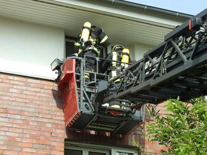 Ein Trupp mit vorbereitetem PA öffnet das auf Kipp stehende Fenster mit dem Spezialwerkzeug &amp;quot;Mausefalle&amp;quot;.