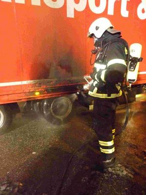 Die Flammen sind gelöscht, es wird aber noch weiter die Achse gekühlt.