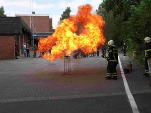 Die Zugabe eine Tasse voll Wasser in den brennenden Kochtopf läßt eine Flammenhölle entstehen.