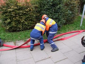 Es wird noch mehr Löschwasser gebraucht, somit muss die nachalarmierte JF Bargteheide eine weitere Schlauchleitung aufbauen.