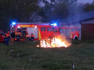 Brandeinsatz - auch ein Feuer möchte, unter Aufsicht der Betreuer, gelöscht werden!