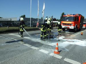 Die Feuerwehr reinigt die Straße