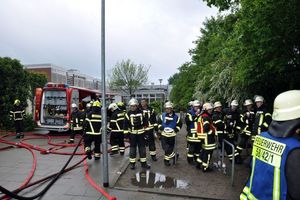 Atemschutzgeräteträger-Sammelstelle vor der Turnhalle.