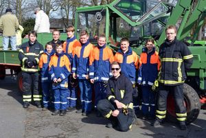 Die Jugendfeuerwehrmitglieder zusammen mit dem Betreuerteam