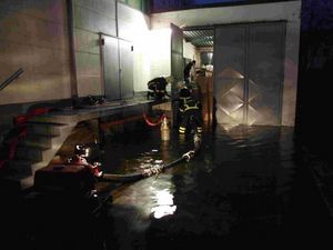 Langsam wird der Wasserstand zu gering für die Tragkraftspritze, Tauchpumpen kommen zu Einsatz.