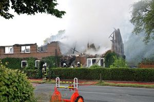 Das Gebäude ist komplett ausgebrannt.