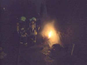 Das Feuer wird vom Angriffstrupp bekämpft.