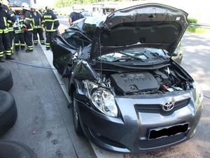 Der PKW aus der Vorderansicht. Die Kameraden haben die Fahrzeugbatterie abgeklemmt und den Wagen somit stromlos gemacht.