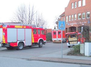 Die Fahrzeuge vor dem Seniorenzentrum
