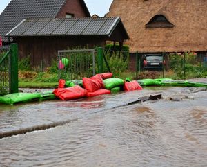 Ein Wall aus Oelbindemittelsäcken hält Wasser zurück