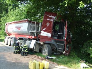 Die Abdichtarbeiten waren erfolgreich. Im Bild ist deutlich zu erkennen, welche Kräfte bei dem Aufprall auf die Zugmaschine wirkten.