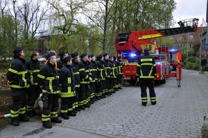 Die Drehleiter wird in Stellung gebracht