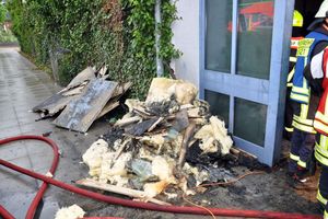 Draussen vor der Halle wird das Brandgut abgeladen.
