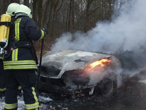 Immer wieder flammte es im Motorraum erneut auf.