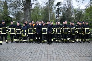 Maik Kortmann und Sven-Arne Werner im Kreis &amp;amp;quot;Ihrer&amp;amp;quot; Kameraden der Freiwilligen Feuerwehr Bargteheide