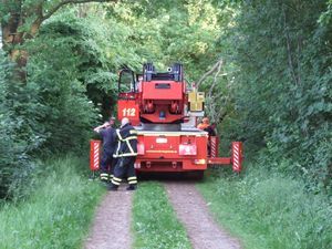 Die Drehleiter wird auf dem engen Feldweg in Stellung gebracht.