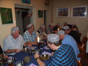 Knastessen,gewürztes Wasser vom Blechteller.