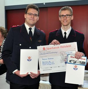 Der erste Gratulant Hendrik mit dem stolzen Ehrenamtspreisträger Fabian