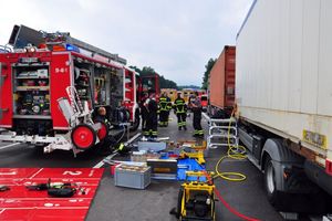 Verschnaufpause vor dem aufräumen - der betroffene Fahrer ist versorgt und auf dem Weg in ein Krankenhaus.