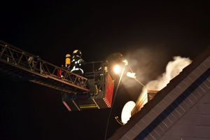 Der Schornsteinfeger arbeitet aus dem Korb heraus