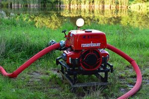 Die Rosenbauer-TS (Tragkraftspritze) fördert das Wasser aus dem Teich