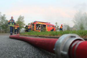 Feuer, brennt kleine Hütte