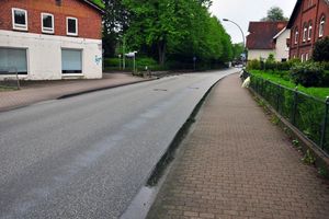 Deutlich zu erkennen - die Oelspur, diesmal in der Fahrbahnmitte.