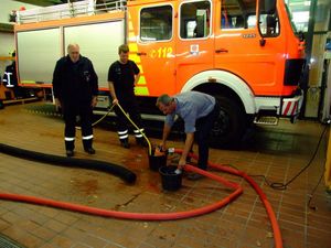 Sobald wieder Wasser ins Pumpengehäuse läuft beginnt wieder der Pumpbetrieb. Somit ist ein Ein und Ausschalten nicht erfordrlich.