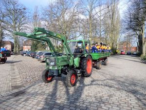 Die Jugendfeuerwehr geniesst den Luxus - der Wehrführer ist der Chauffeur